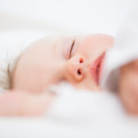 Baby der sover med dejlig babydyne