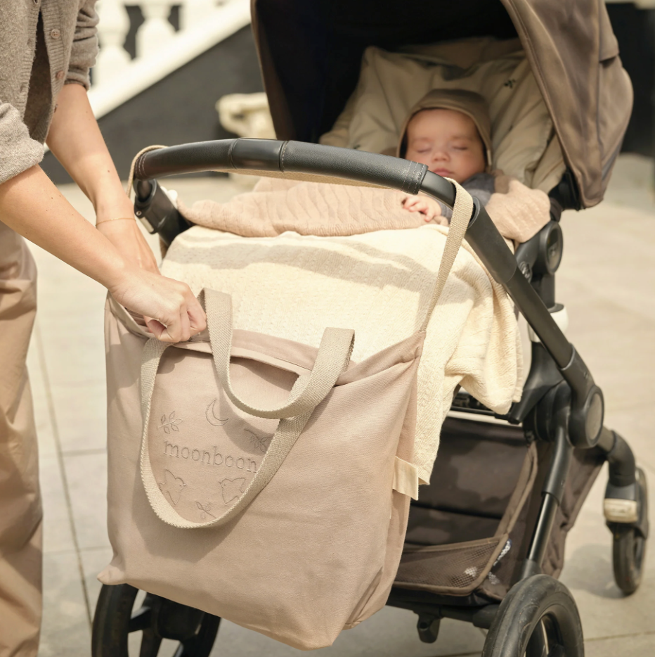 Rummelig pusletaske med indvendige lommer, elastikbånd & lynlås - Pusletaske guide - Babyhelp.dk