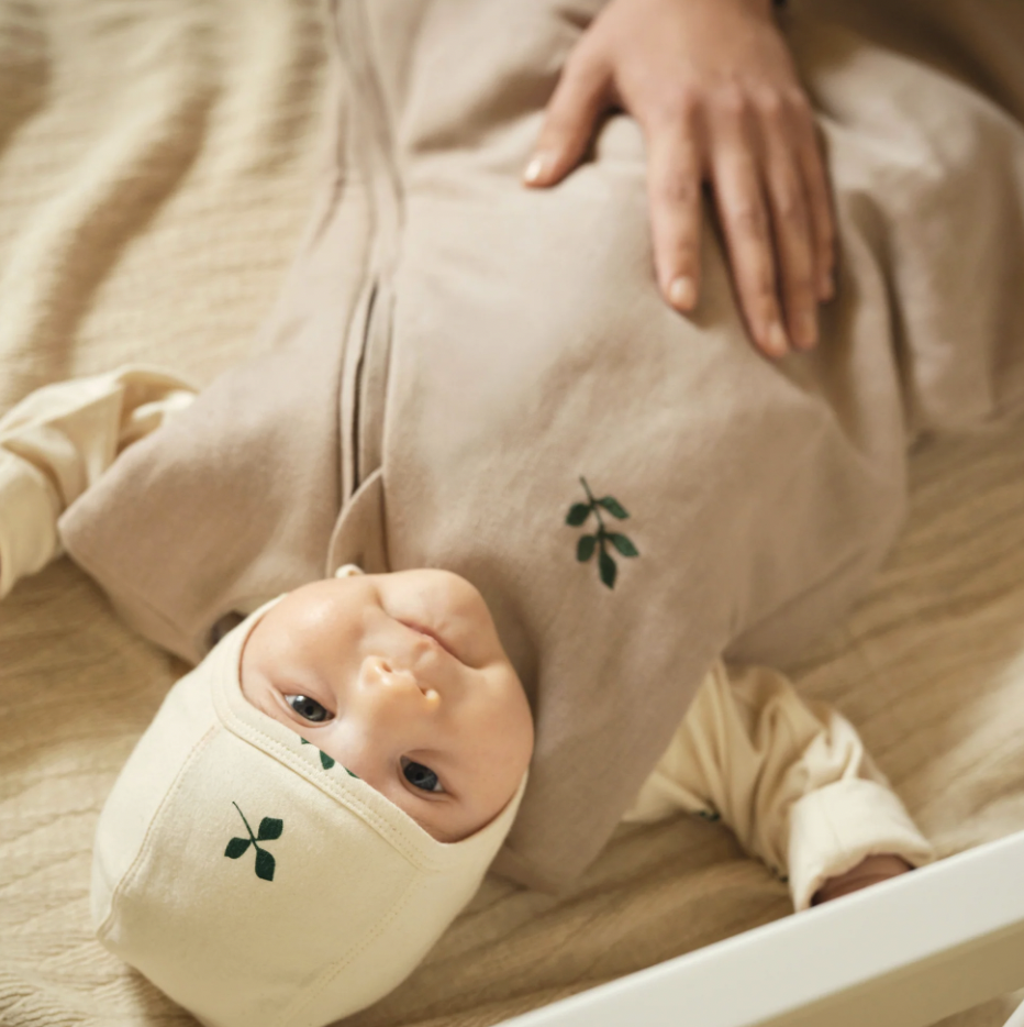 Sovepose til baby (0-6 måneder) med rummelig bund & lynlås | Moonboon - Babysovepose guide - Babyhelp.dk