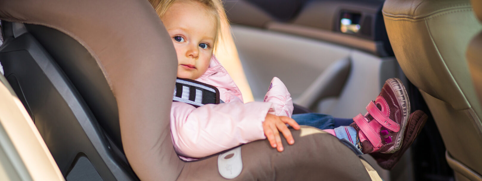 Hvor længe må baby sidde i autostol?