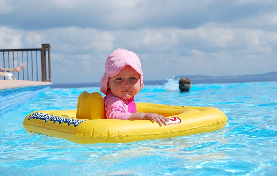 baby i svømmingpool