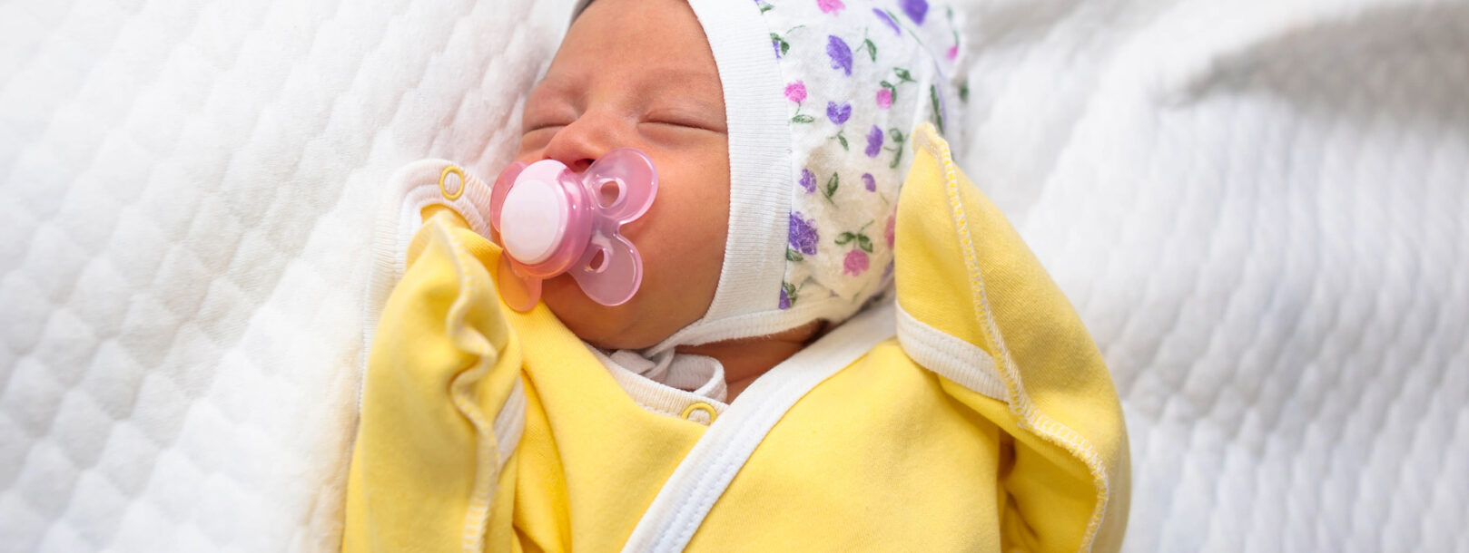 Baby har feber – hvornår skal man ringe til lægen?